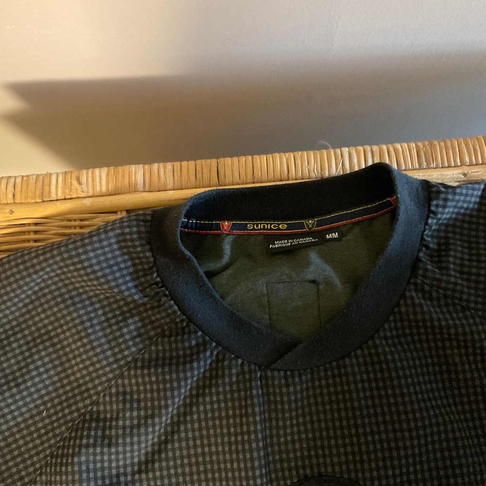 Sunice golf wind shirt in size medium